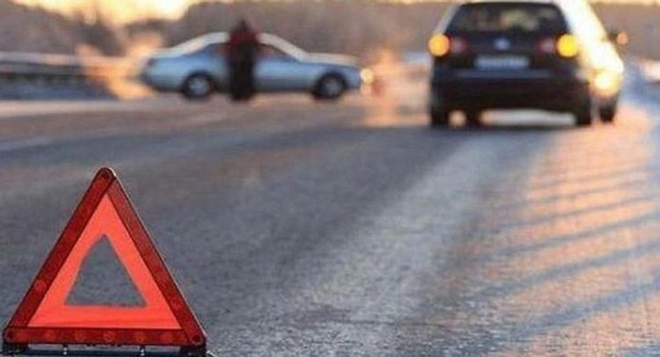 В Баку автомобиль сбил женщину с ребенком