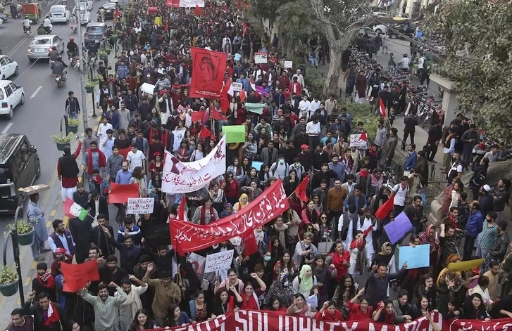 Студенты Пакистана вышли на массовые митинги в защиту своих прав
