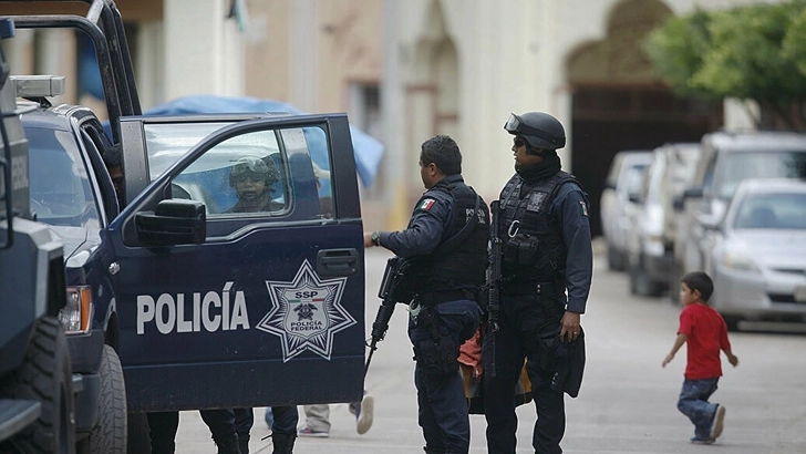 В Мексике в ходе столкновений полицейских с боевиками наркокартеля убиты 14 человек
