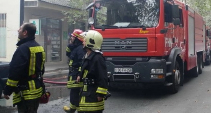 Спасатели спасли троих  человек из горящего здания в Баку
