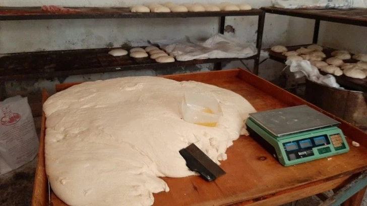 Хлебопекарный цех в Азербайджане соседствовал с хлевом для животных – ФОТО