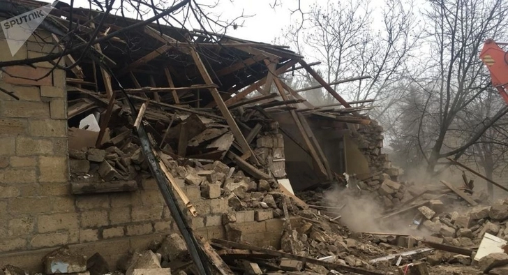 В Баку обрушился дом женщины, 20 лет не позволявшей его сносить
