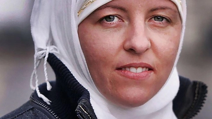 Пассажиров самолета испугала жена джихадиста