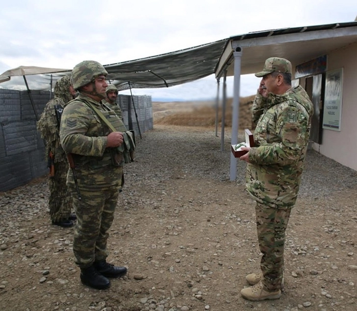 Министр обороны посетил воинские части в прифронтовой зоне - ВИДЕО