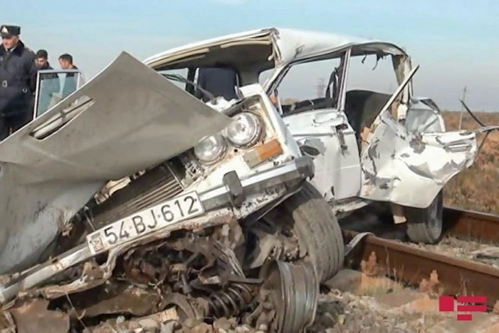 В Саатлы поезд столкнулся с легковым автомобилем, погибли 2 человека - ФОТО/ОБНОВЛЕНО
