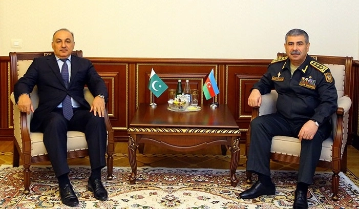 Министр обороны Азербайджана встретился с послом Пакистана, завершающим дипломатическую миссию в нашей стране