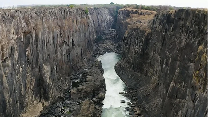 Крупнейший в мире водопад Виктория высох - ВИДЕО