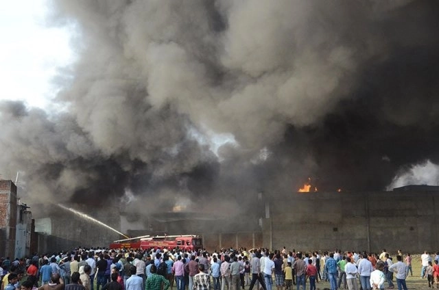 При пожаре на заводе в Индии погибли 43 человека