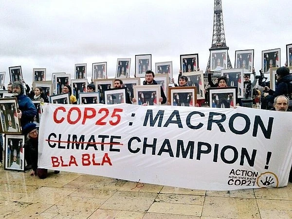 Акция в защиту климата с перевернутыми портретами Макрона прошла в Париже
