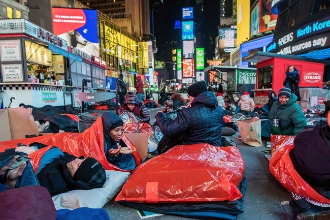 Тысячи людей по всему миру переночевали на улице в поддержку бездомных