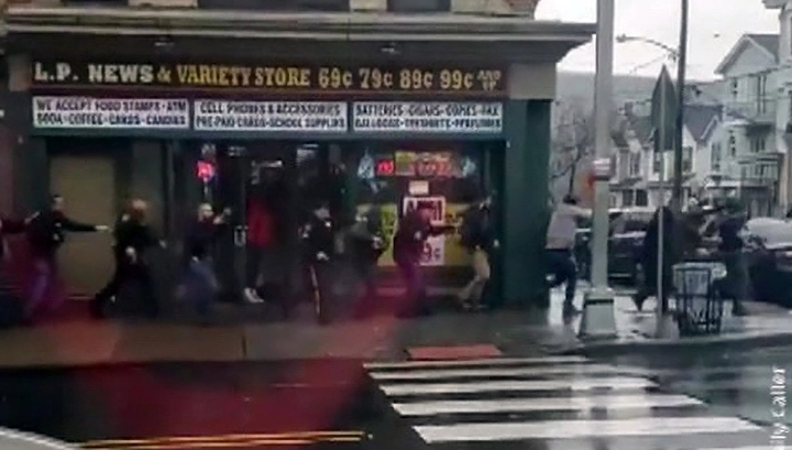 В США двое мужчин открыли стрельбу, а потом забаррикадировались в магазине - ВИДЕО
