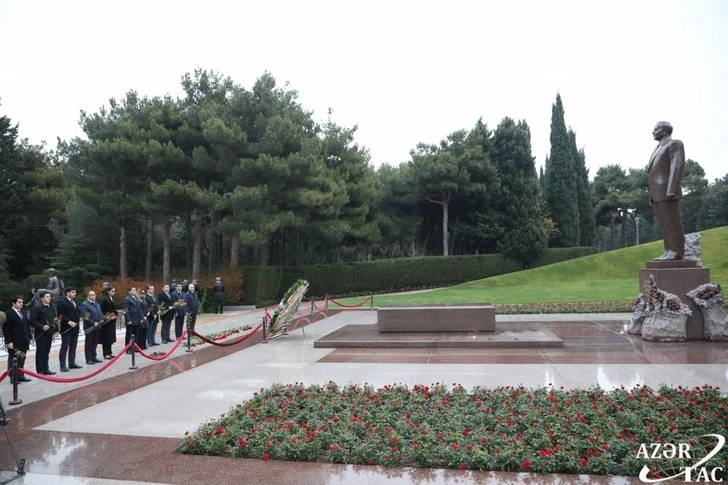 Коллектив постоянного представительства Нахчывана в Баку посетил могилу общенационого лидера  - ФОТО