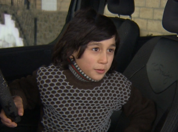 Чудо-ребенок: Десятилетний азербайджанец тягает папин минивэн – ВИДЕО