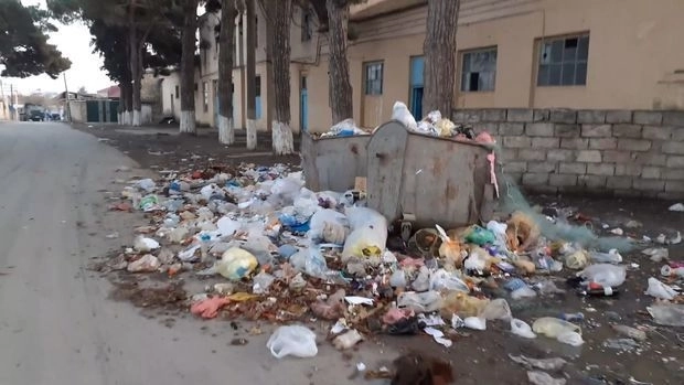 Хачмазская улица завалена мусором - ВИДЕО
