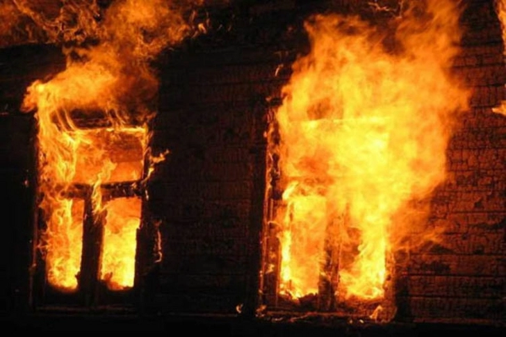 В Абшеронском районе загорелся частный дом