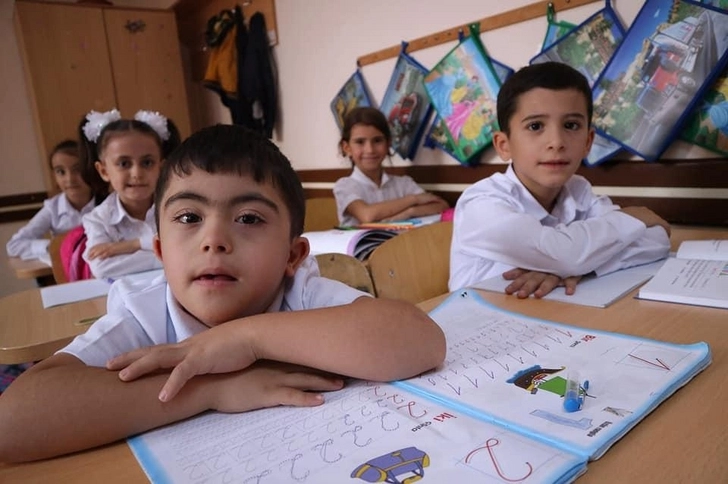 Какое количество детей с ограниченными возможностями получают образование в Азербайджане?