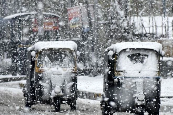 В Индии снегопады заблокировали дорогу туристам