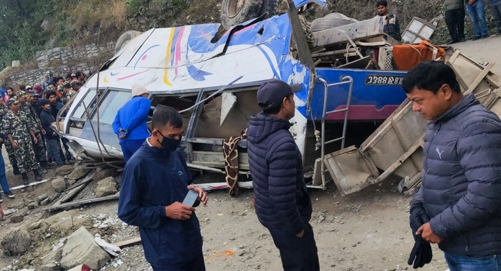 В Непале автобус с паломниками упал в пропасть: 14 погибших