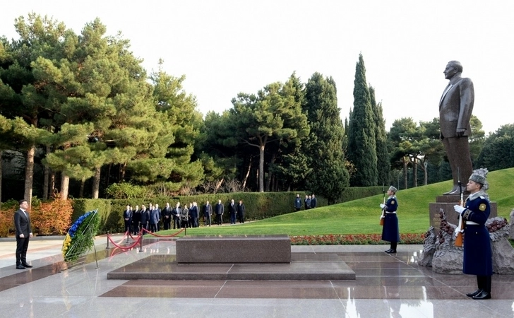 Владимир Зеленский посетил могилу общенационального лидера Гейдара Алиева - ФОТО