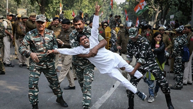 11 человек серьезно пострадали во время протестов в Нью-Дели
