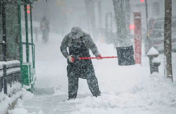 Нью-Йорк накрыло мощной снежной бурей - ВИДЕО