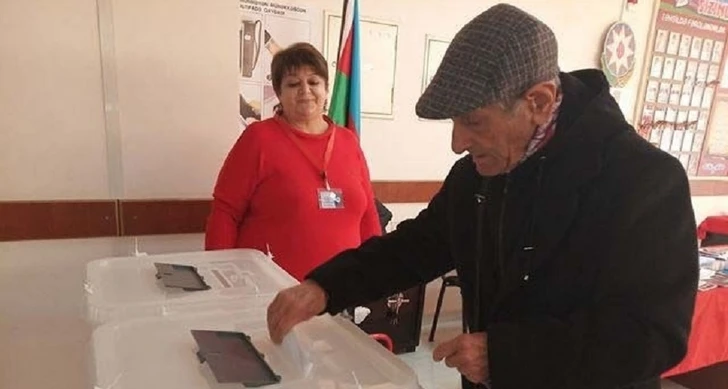 В Баку проголосовал 93-летний мужчина - ФОТО