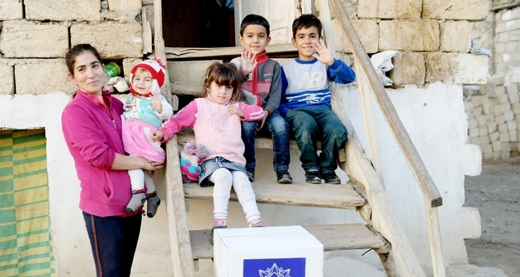 В Азербайджане малообеспеченные семьи получили праздничные подарки - ФОТО