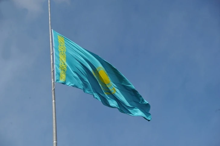 Посольство Казахстана в Баку приспустит флаг по случаю трагедии в Алматы