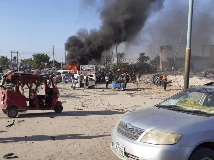 В столице Сомали при взрыве бомбы погибли десятки человек - ВИДЕО