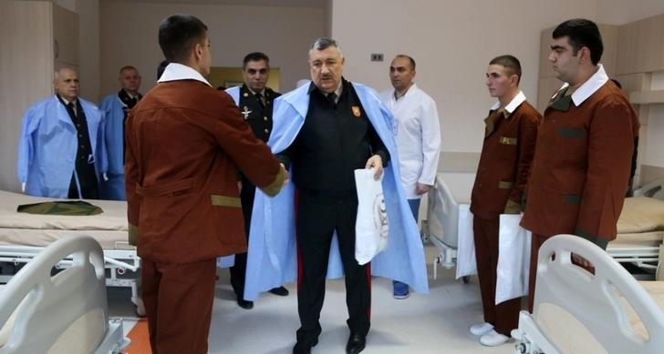 Генерал-майор посетил в военном госпитале проходящих лечение военнослужащих - ФОТО