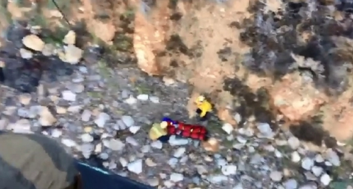 В США женщина упала со скалы, заглядевшись в телефон - ВИДЕО