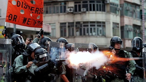 В Гонконге полиция применила слезоточивый газ для разгона протестующих