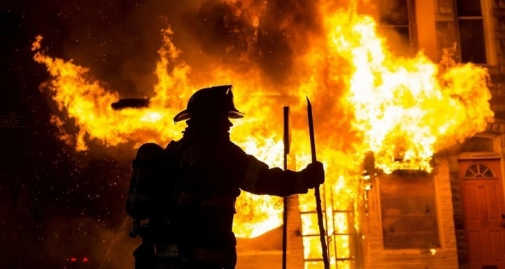 Пожарным из Детройта грозит наказание за селфи на фоне горящего дома - ФОТО