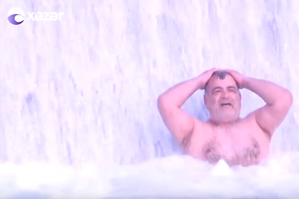 Житель Агдаша зимой купается в холодной воде - ВИДЕО