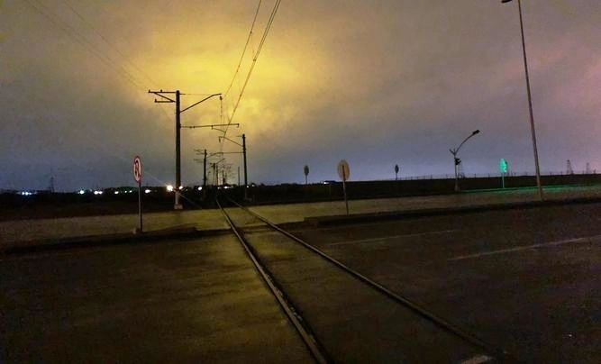 В Баку автомобиль «Скорой помощи» столкнулся с поездом, водителю ампутировали ногу