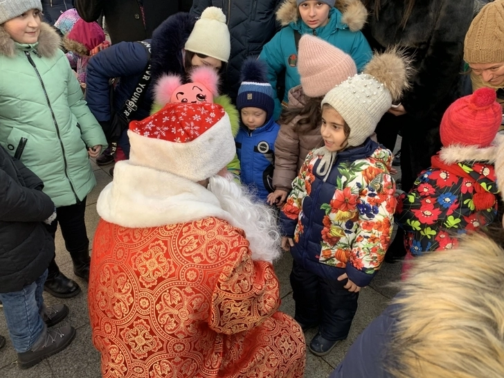 По инициативе Лейлы Алиевой волонтеры АМОР организовали новогоднюю акцию для детей – ФОТО