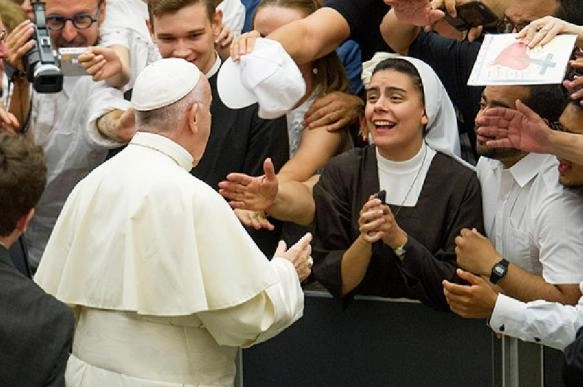 Папа Римский поцеловал монахиню, которая пообещала «не кусаться»