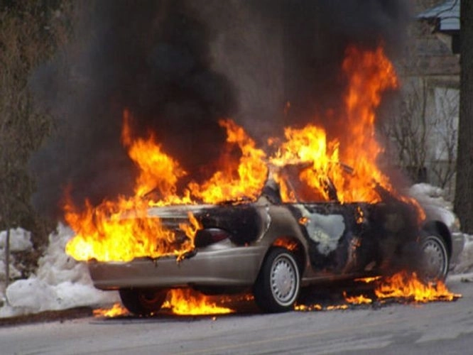 В Баку автомобиль загорелся в результате ДТП