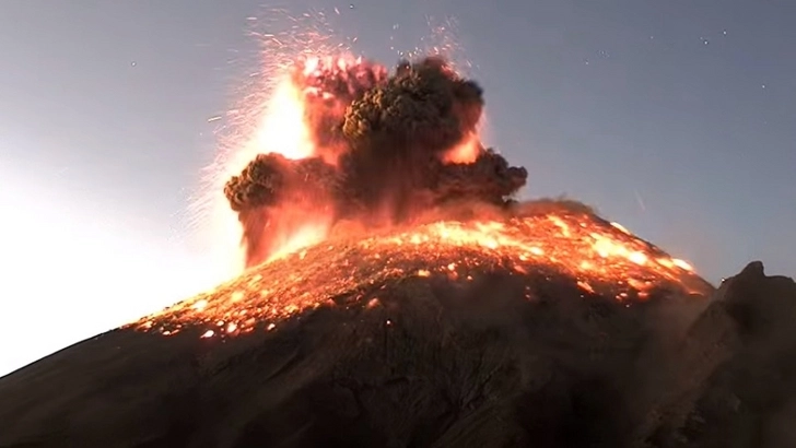 В Мексике проснулся вулкан Попокатепетль - ВИДЕО
