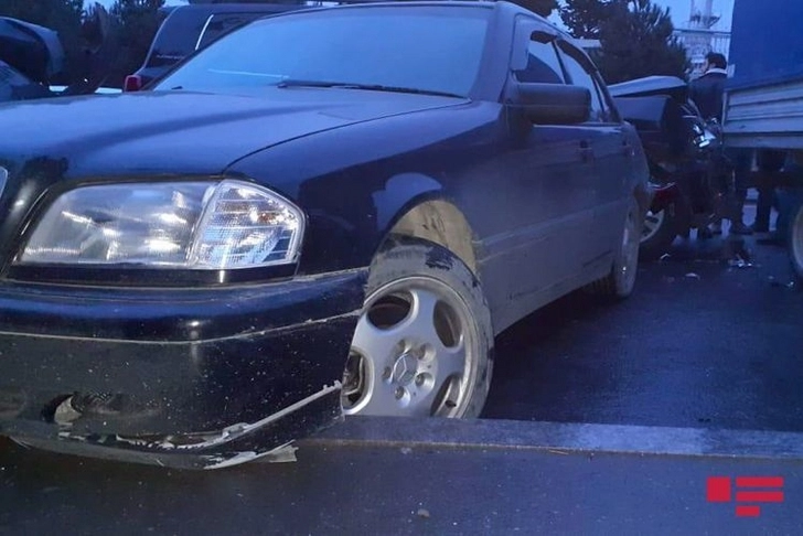 В Баку потерявший управление автомобиль врезался в 4 машины – ФОТО