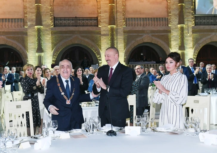 Ильхам Алиев и Мехрибан Алиева приняли участие в церемонии по случаю 90-летнего юбилея Хошбахта Юсифзаде