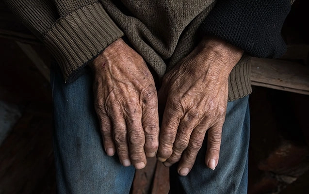 В результате несчастного случая в Загатале тяжело пострадала 92-летняя женщина
