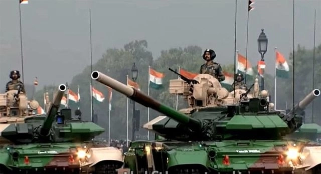 Круче чем у Спилберга: неожиданный маневр индийского танка попал в сеть - ВИДЕО