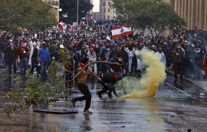 Свыше 70 демонстрантов пострадало в столкновениях с полицией в Бейруте