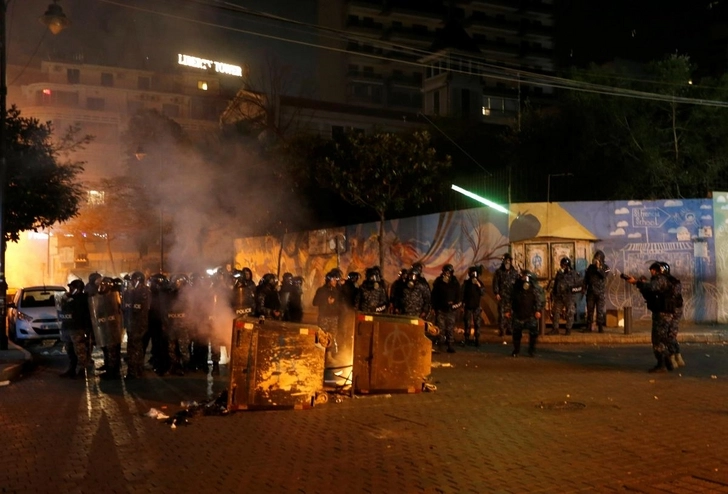 Полиция применила водяные пушки для разгона демонстрантов в центре Бейрута