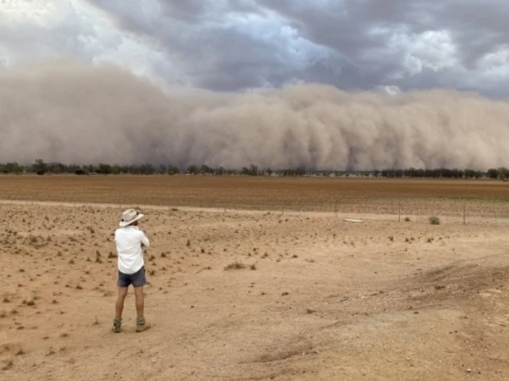 После песчаной бури на Австралию выпал град размером с мяч для гольфа – ВИДЕО