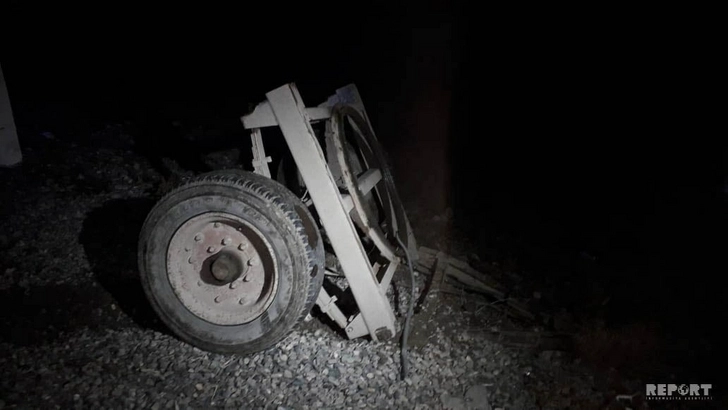 В Кюрдемире микроавтобус врезался в трактор: есть пострадавшие