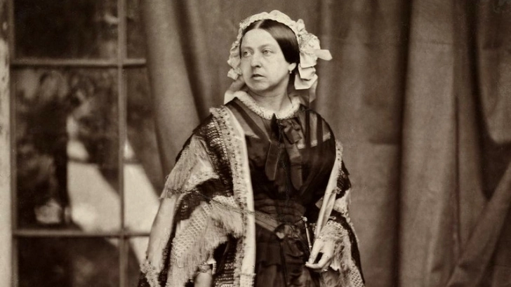 В Великобритании с молотка продали панталоны и юбку королевы Виктории