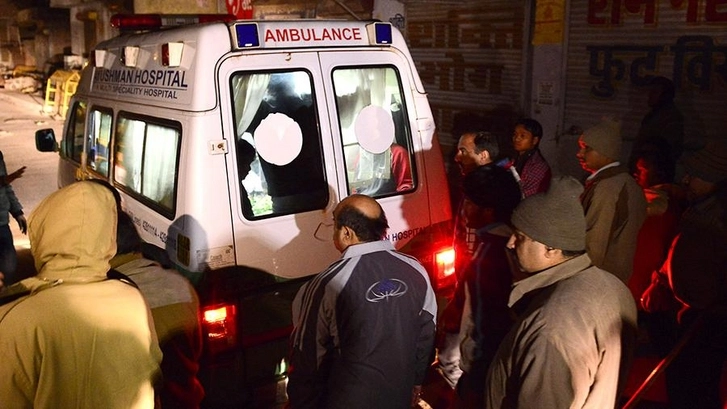 13 человек госпитализировали после обрушения здания в Нью-Дели