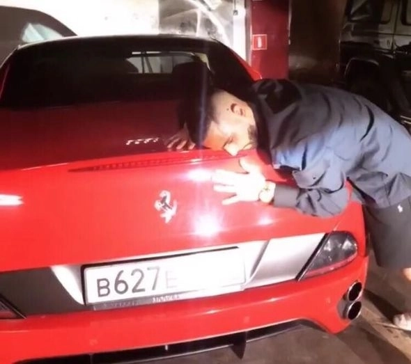 Азербайджанец подарит поклонникам свой Ferrari – ФОТО